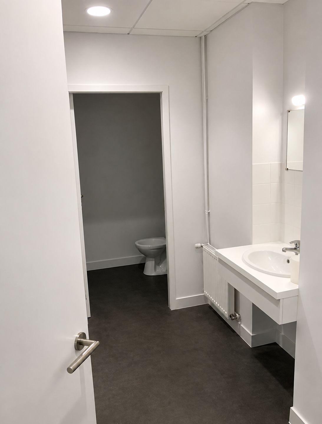 Sanitaires rénovés avec plan vasque et sol souple