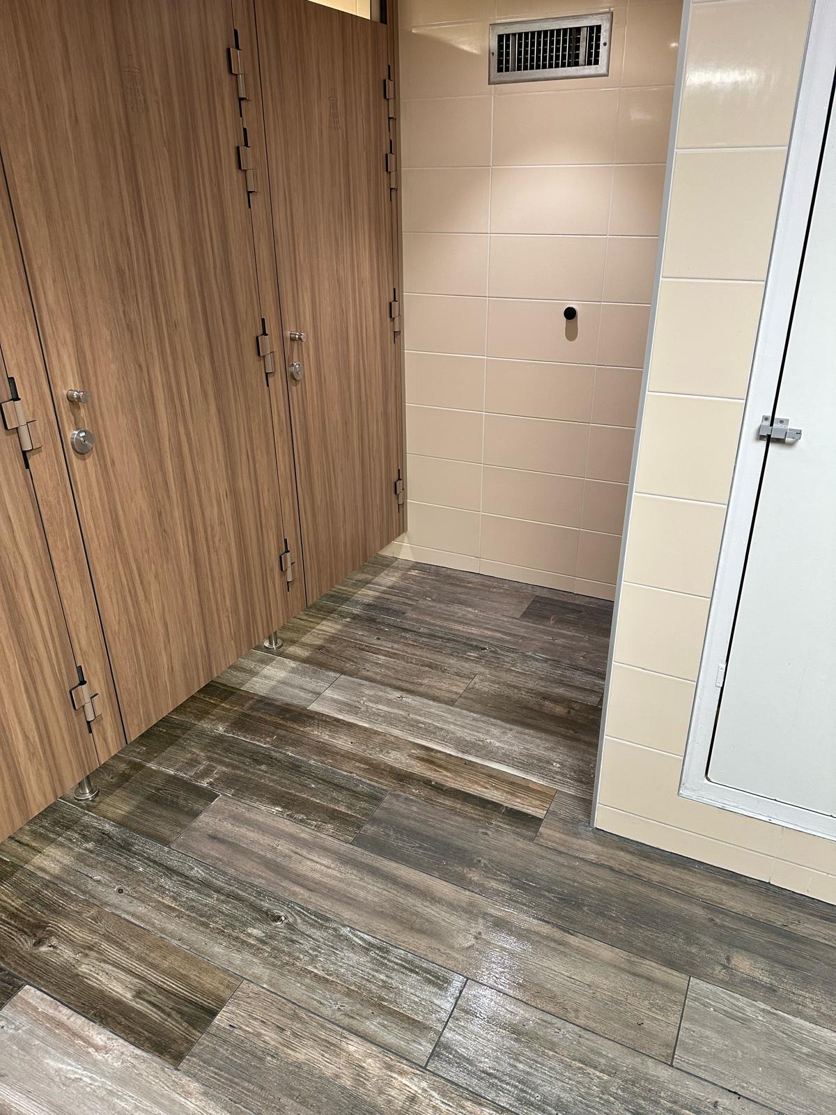 Circulation entre les cabines vestiaires avec faïence et sol carrelé