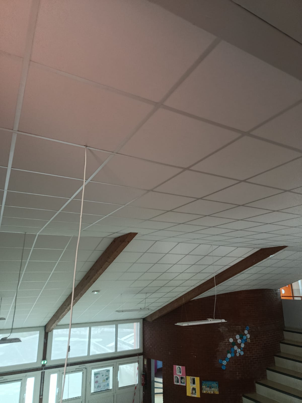 Faux plafonds rénovés au-dessus du hall et de l'escalier du groupe scolaire